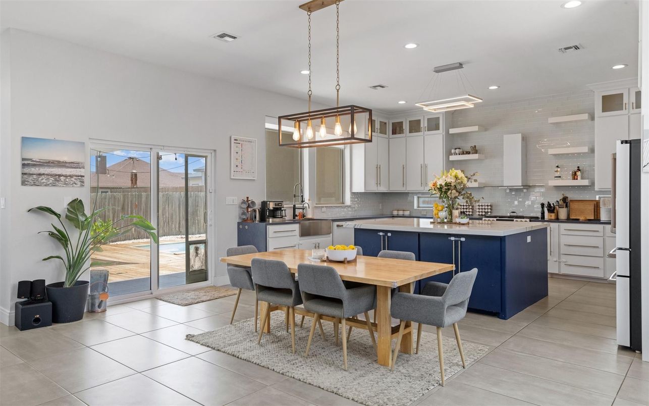 Dining room, Interior, Kitchen, Pendant Lights, Recessed Lighting, Stainless Steel Appliances
