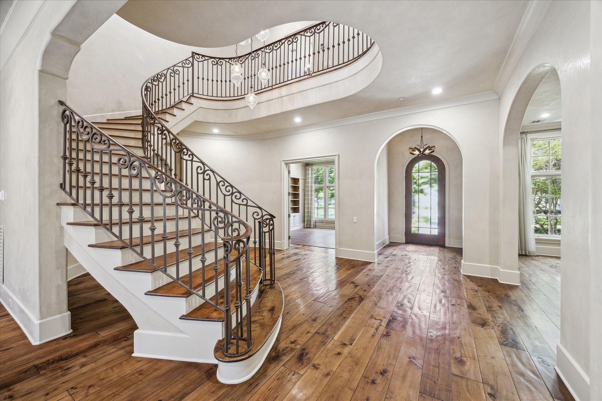 Interior, Recessed Lighting, Wood Texture Flooring