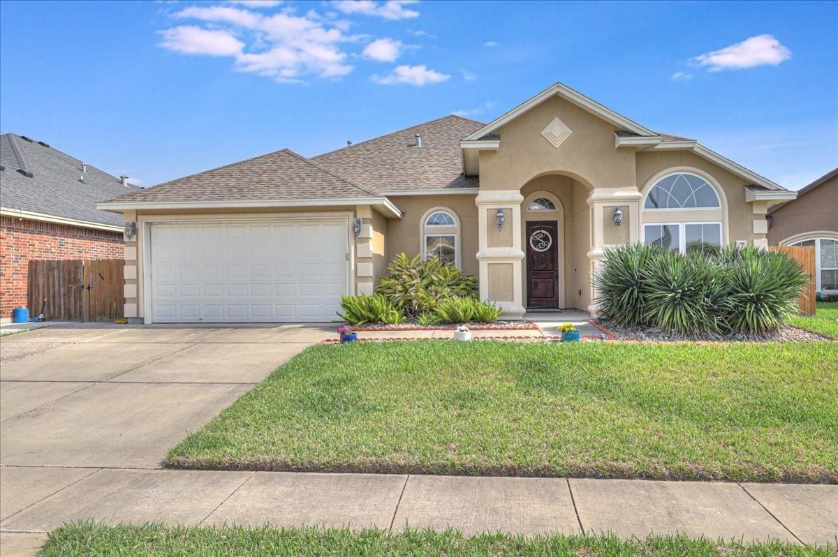 Attached, Exterior, Facade, Ranch