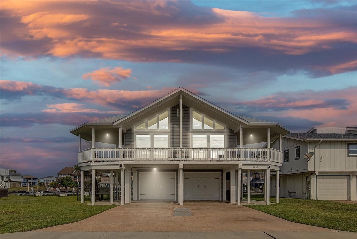 Attached, Exterior, Facade, Farmhouse