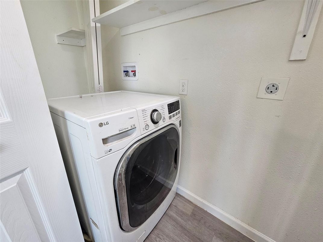 Interior, Utility Closets, Washer, Wood Texture Flooring