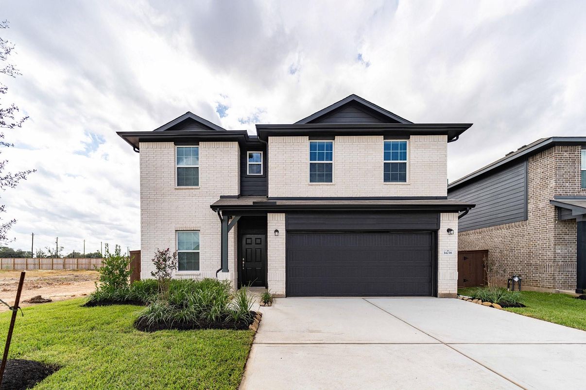 Attached, Exterior, Facade, American Craftsman