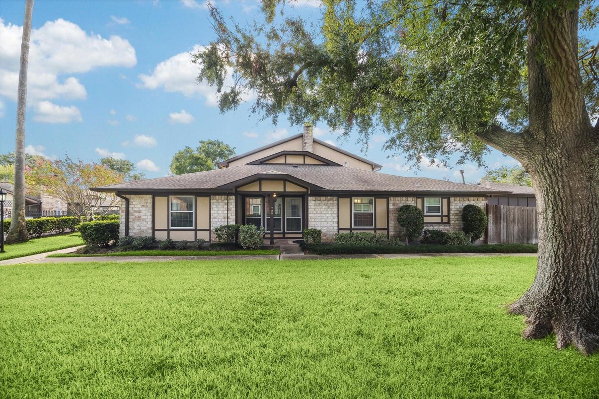 Backyard, Exterior, Facade, Ranch