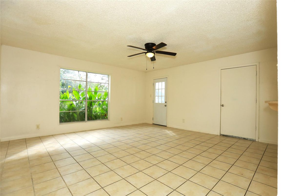 Empty room, Interior