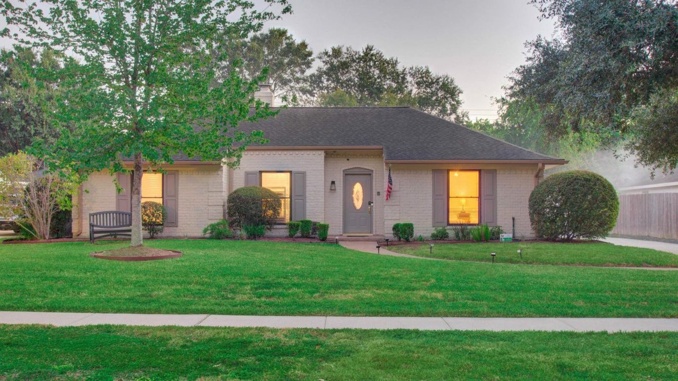 Backyard, Exterior, Facade, Ranch