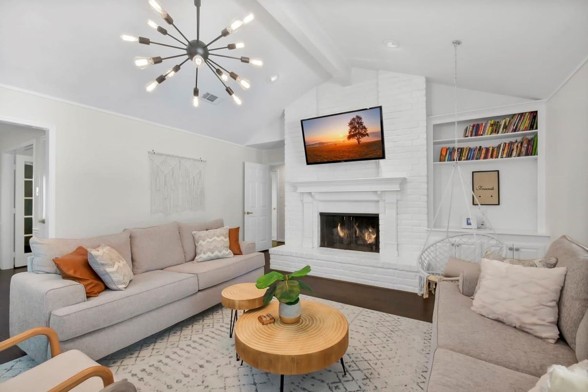 Fireplace, Interior, Living room, Pendant Lights, Recessed Lighting, Wood Texture Flooring