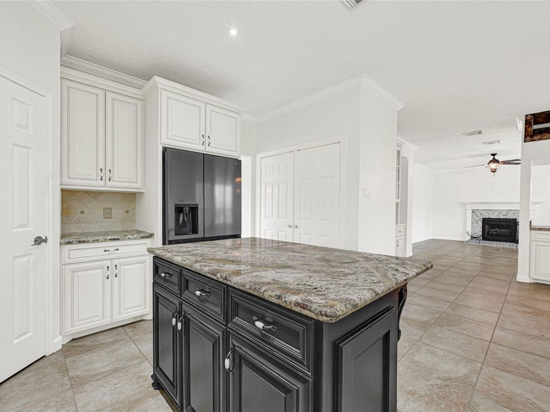 Fireplace, Interior, Kitchen, Recessed Lighting