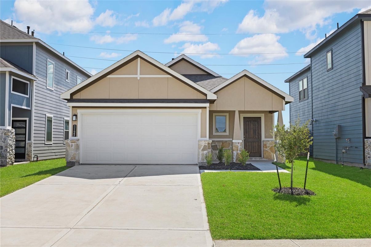 Attached, Exterior, Facade, American Craftsman