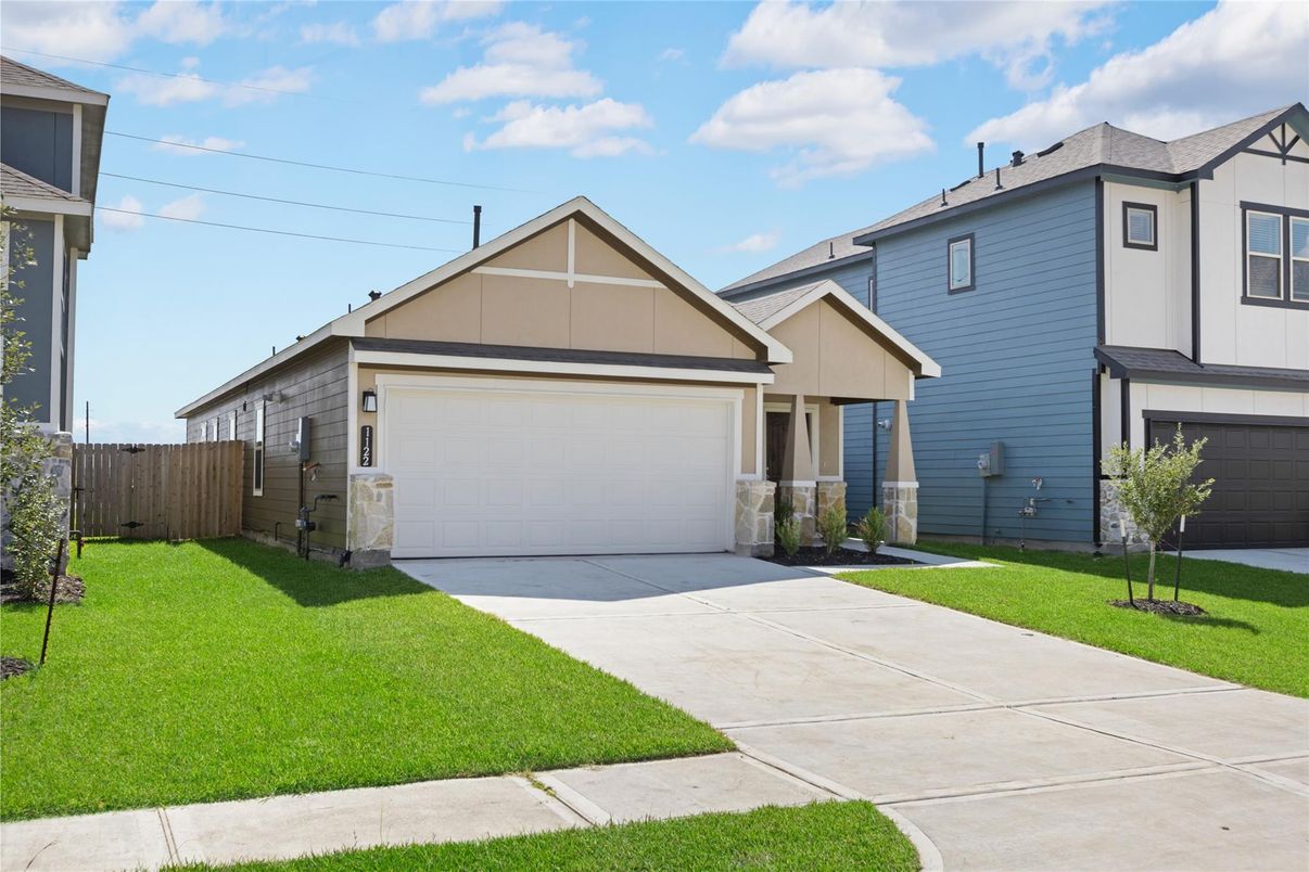 Attached, Exterior, Facade, American Craftsman