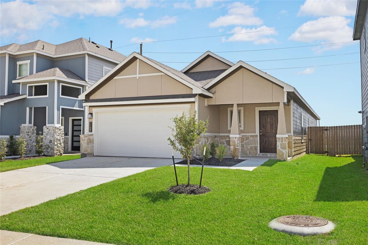 Attached, Exterior, Facade, American Craftsman