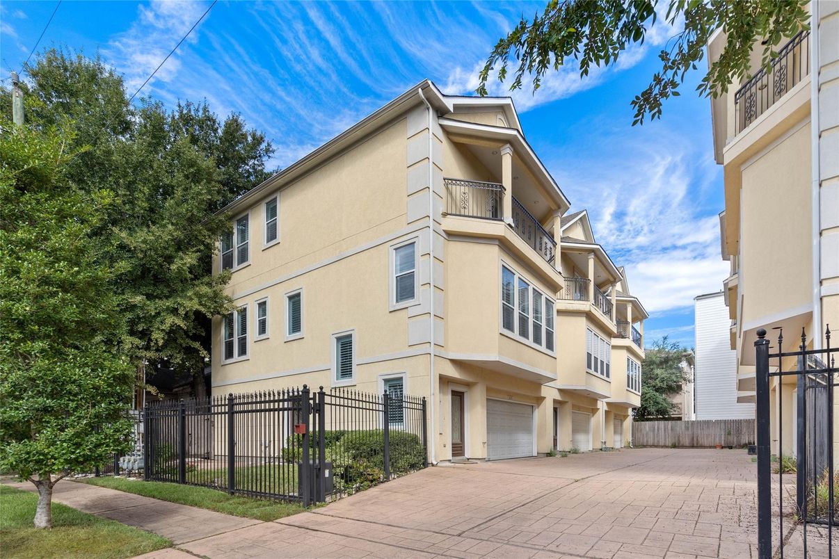 Attached, Exterior, Facade, Rowhouse