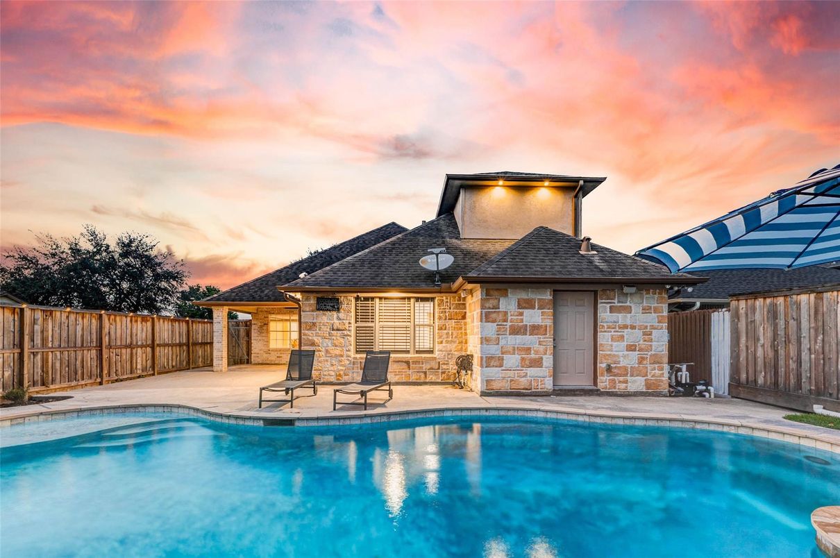 Exterior, Pool