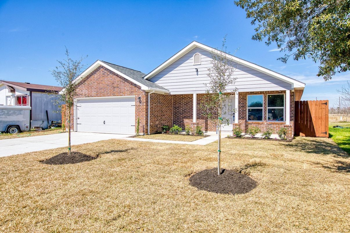 Attached, Backyard, Exterior, Facade, Brick Facade, Ranch