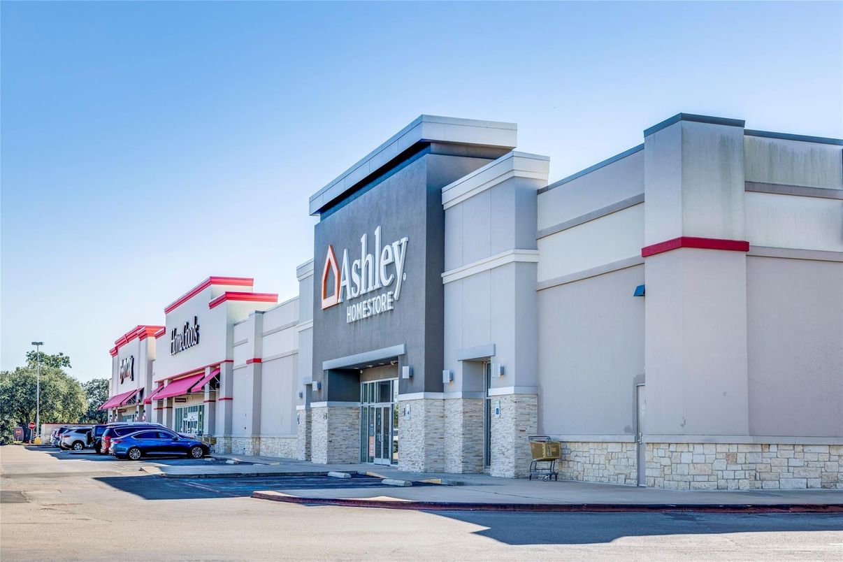 Exterior, Facade, Modern