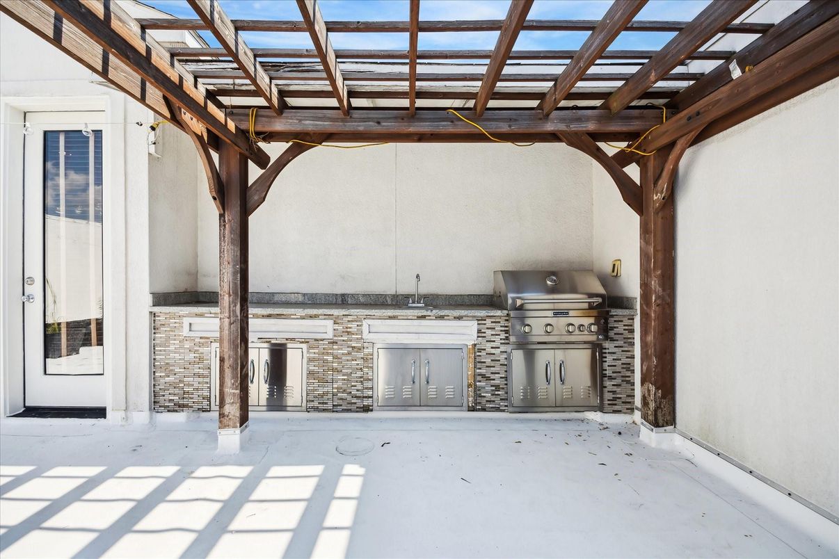 Exterior, Outdoor Kitchen