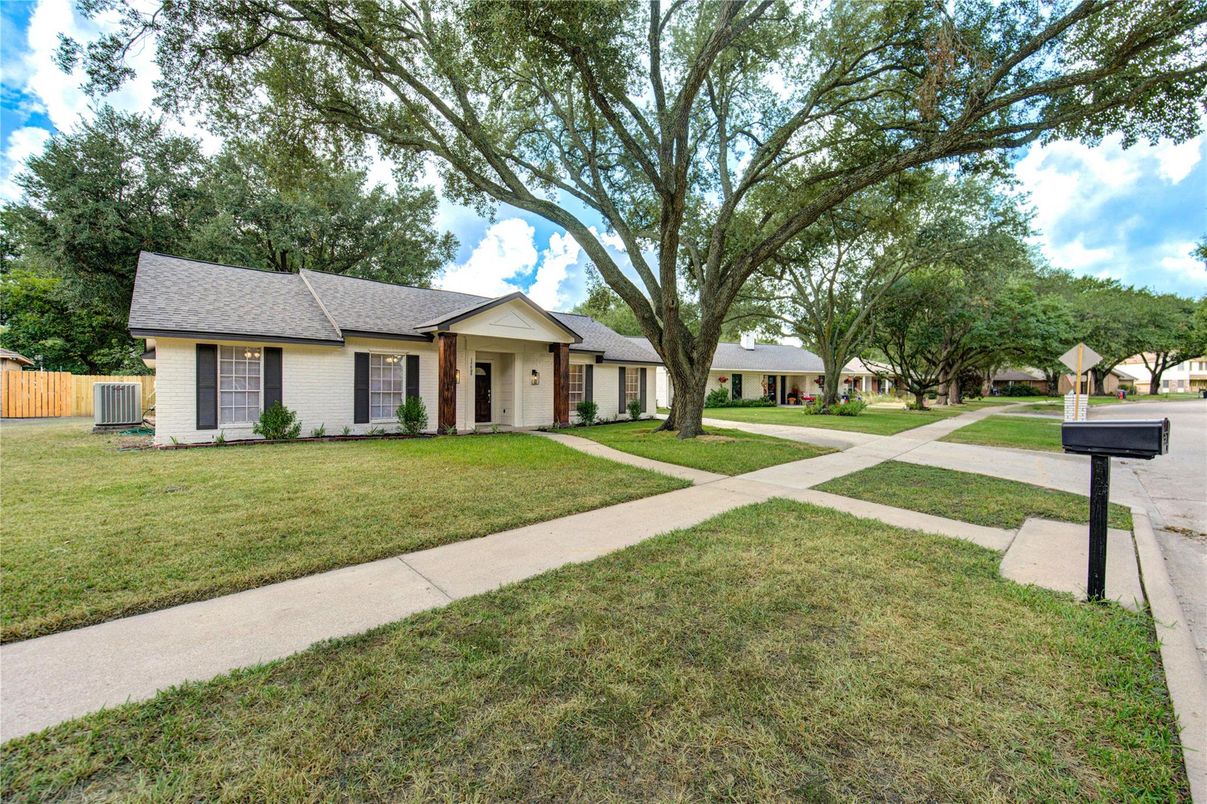Backyard, Exterior, Facade, Ranch