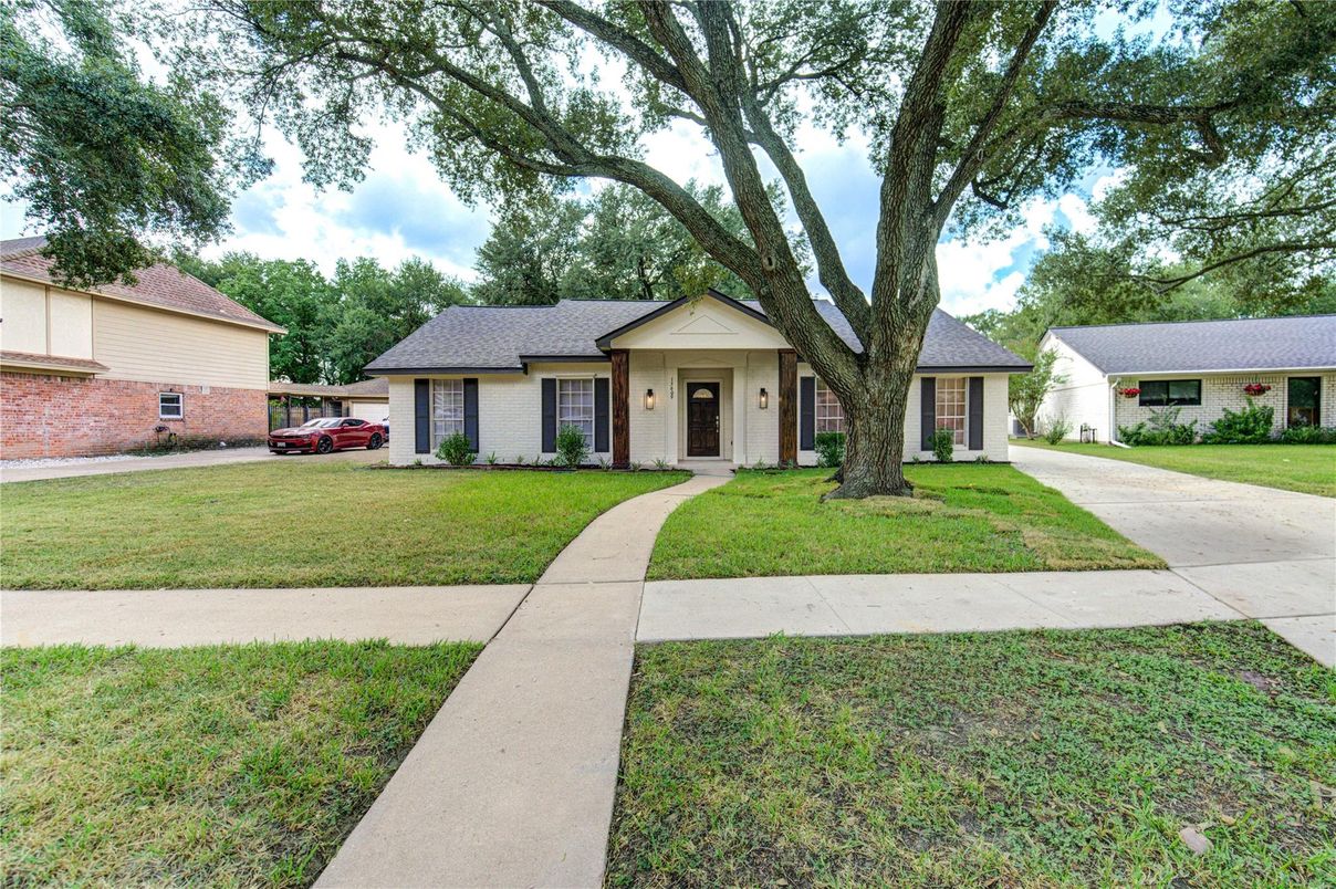 Backyard, Exterior, Facade, Brick Facade, Ranch