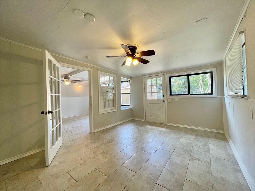 Empty room, Interior