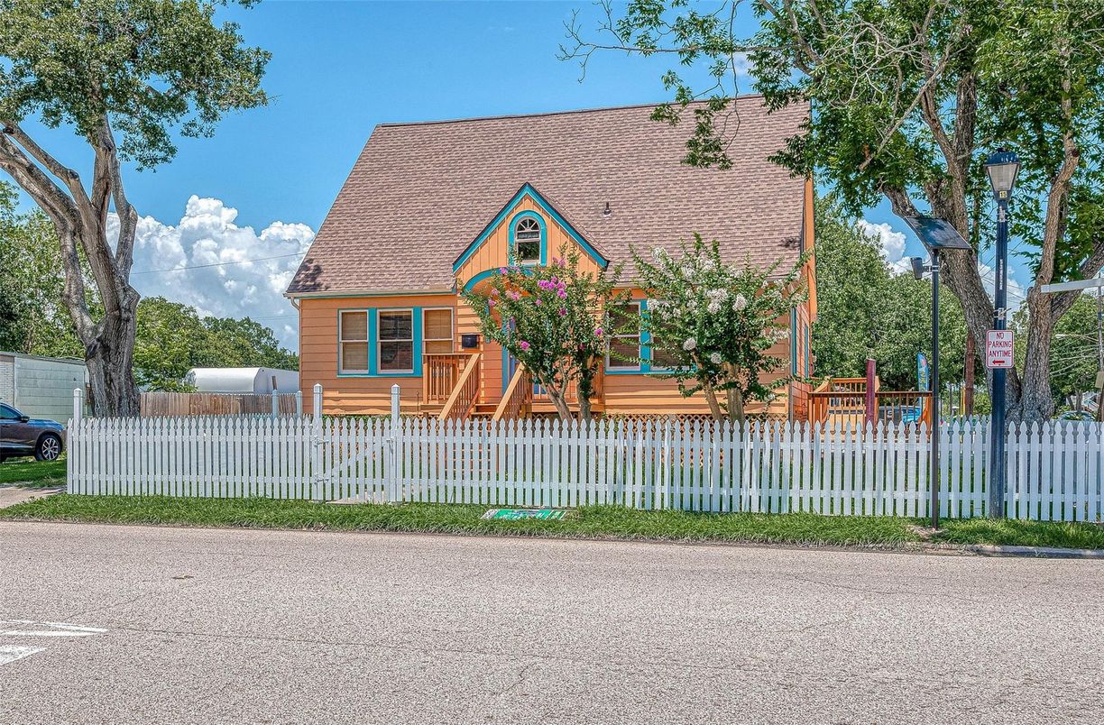 Exterior, Facade, Cape Cod