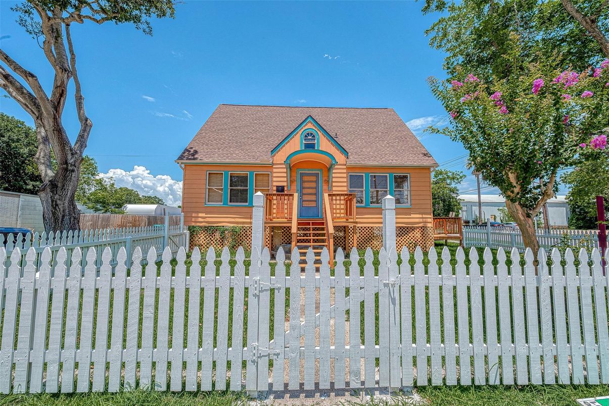 Backyard, Exterior, Facade, Log Home