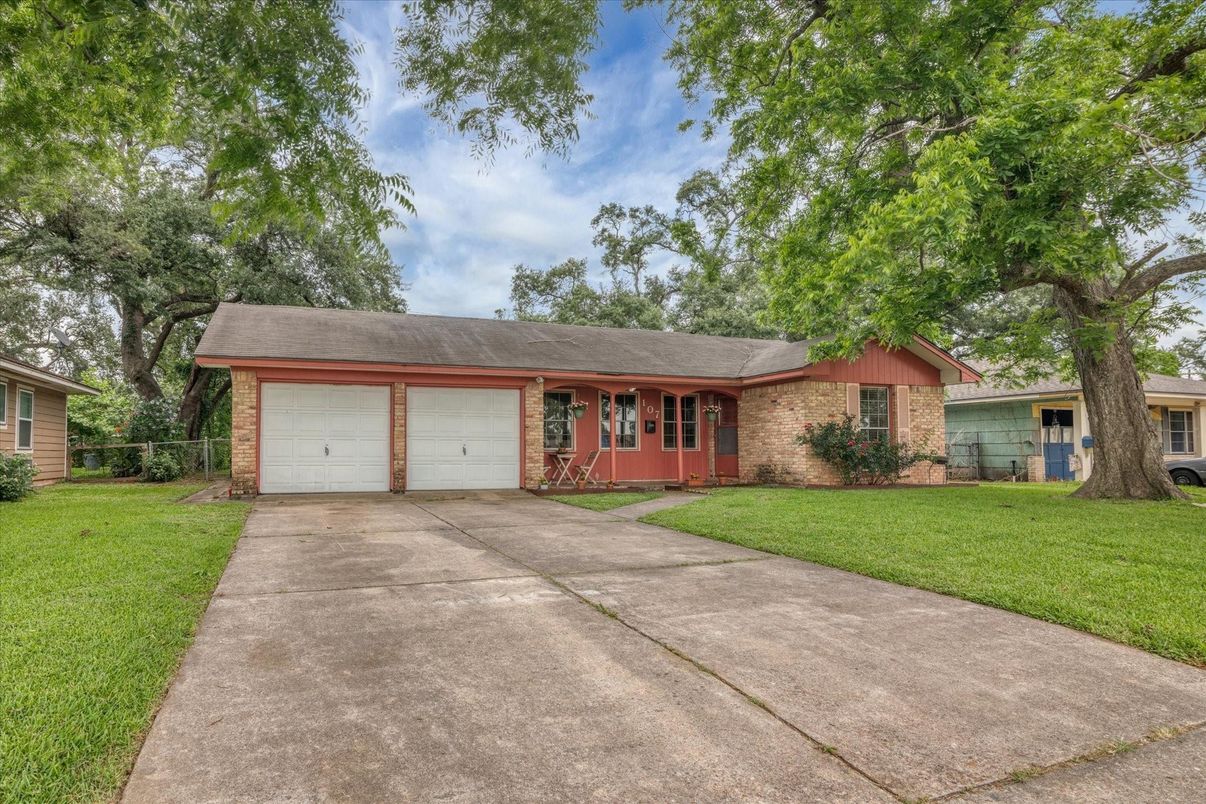 Attached, Exterior, Facade, Brick Facade, Ranch