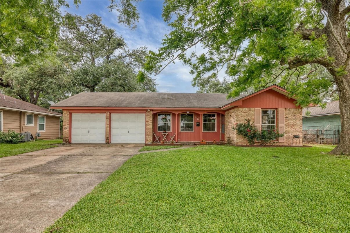 Attached, Exterior, Facade, Brick Facade, Ranch