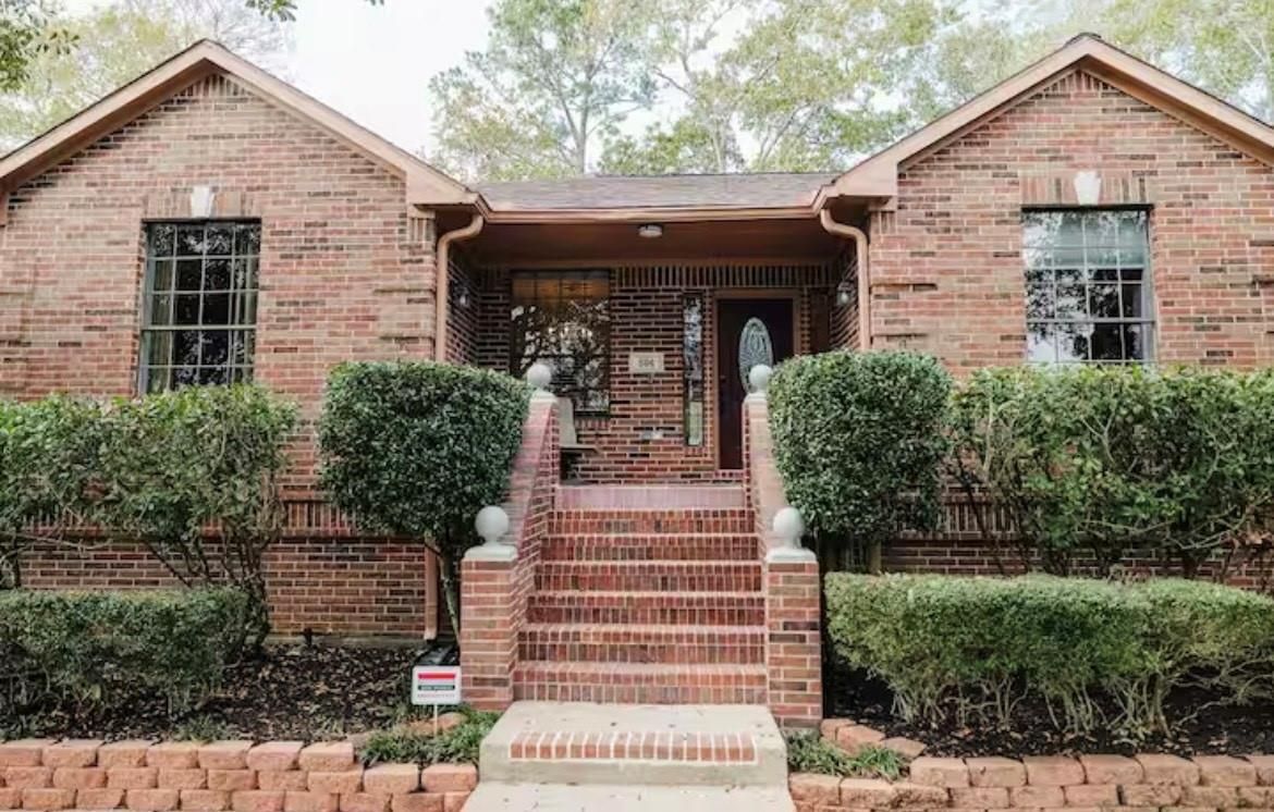Exterior, Facade, Brick Facade, Brick Traditional