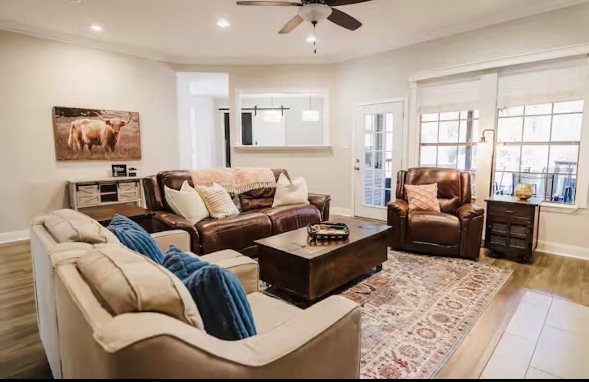 Interior, Living room, Pendant Lights, Recessed Lighting, Wood Texture Flooring