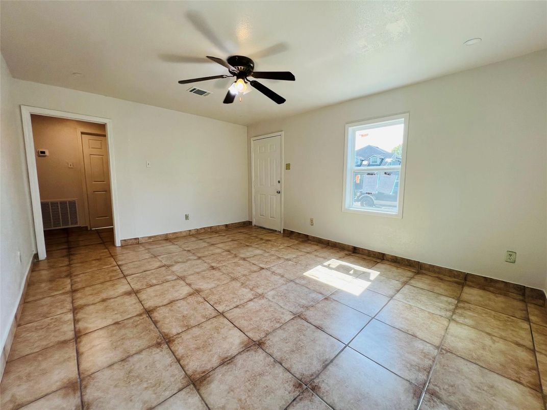 Empty room, Interior