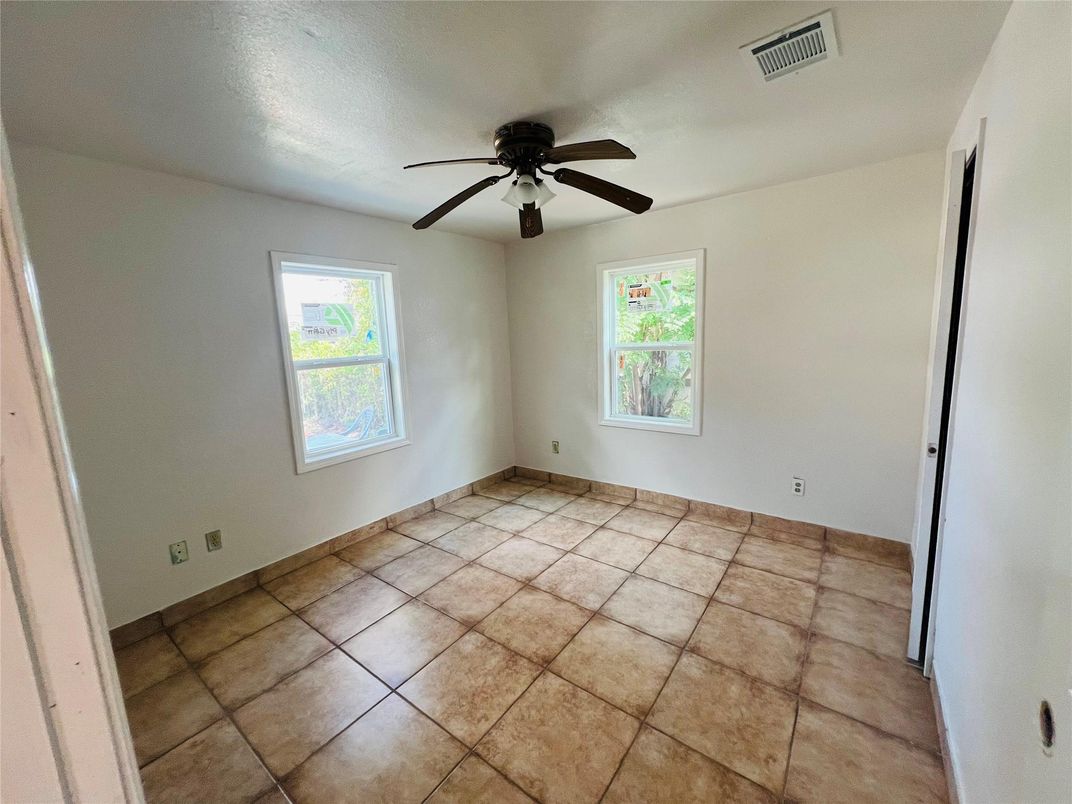 Empty room, Interior