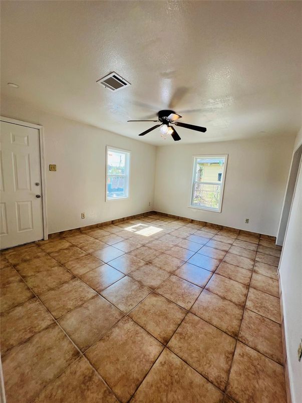 Empty room, Interior
