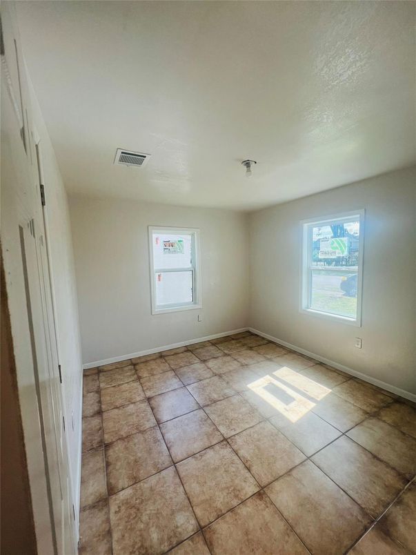 Empty room, Interior