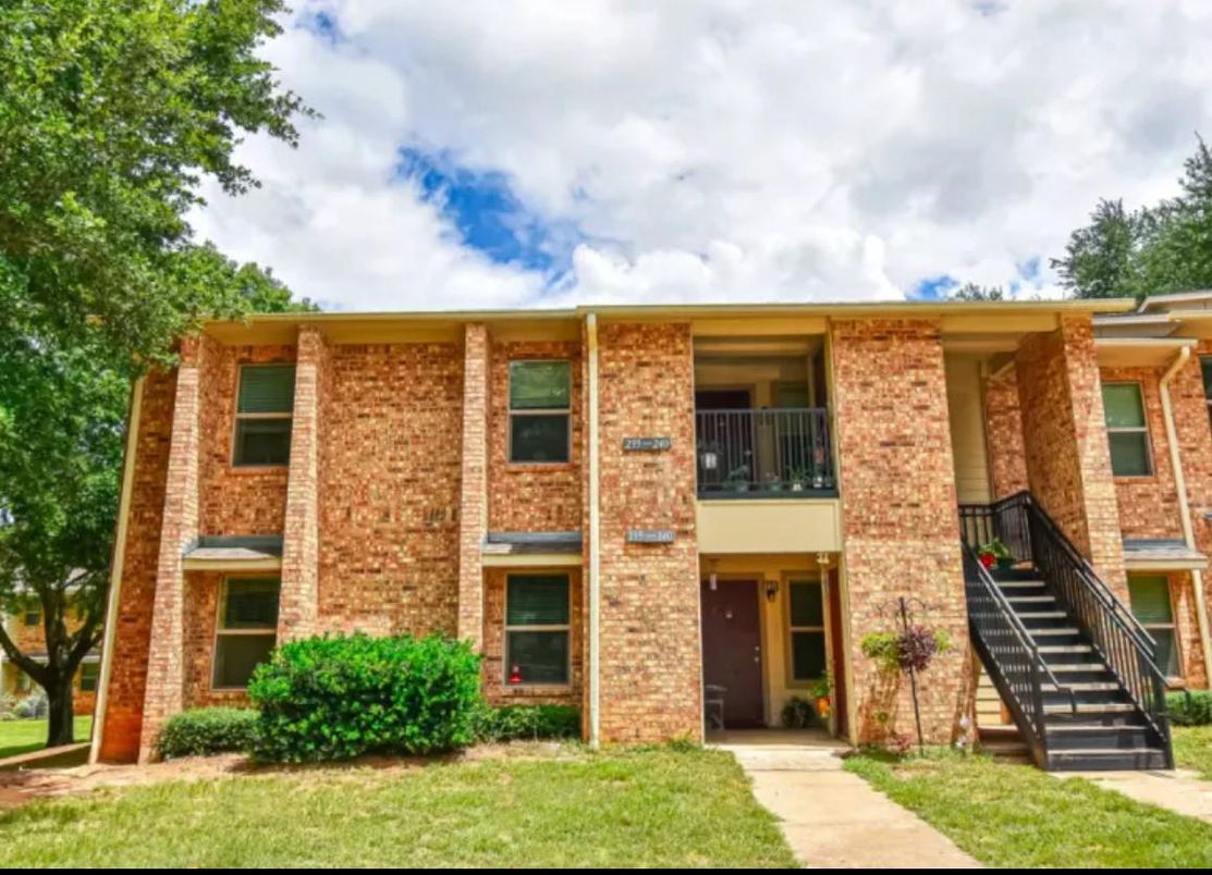 Exterior, Facade, Brick Facade, Rowhouse