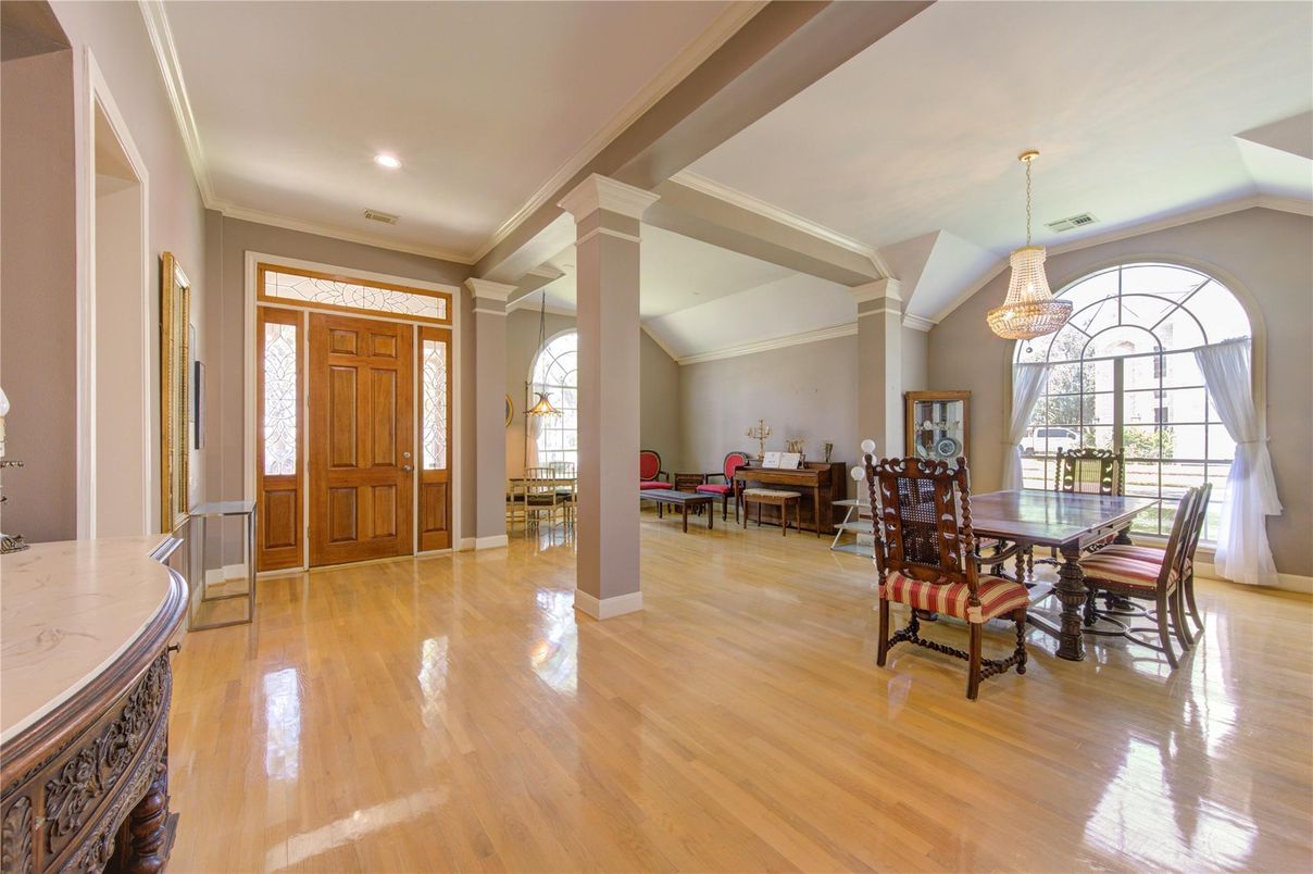 Chandelier, Dining room, Interior, Recessed Lighting, Wood Texture Flooring