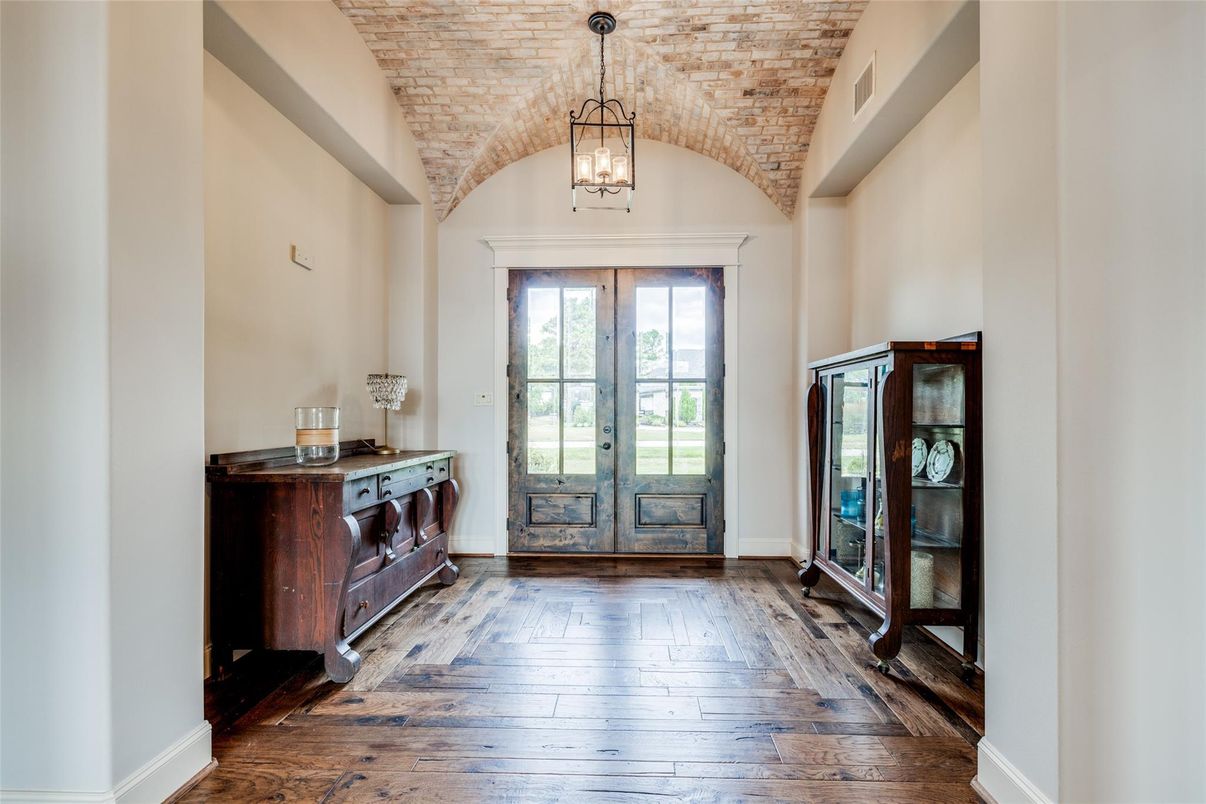 Interior, Pendant Lights, Wood Texture Flooring