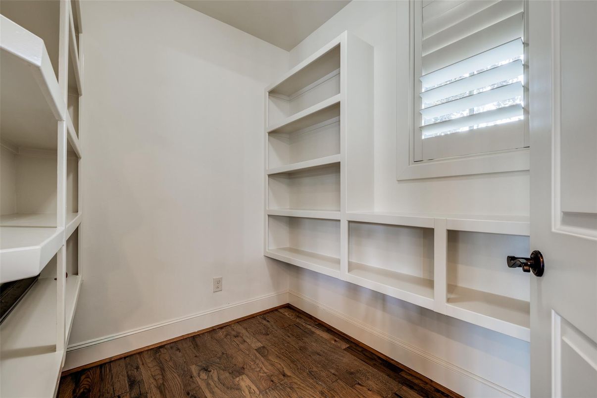 Interior, Walk-in Closets, Wood Texture Flooring