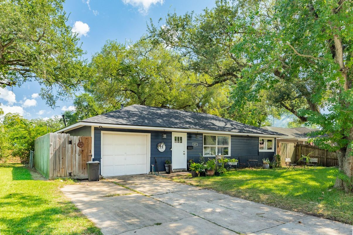 Attached, Exterior, Facade, Ranch