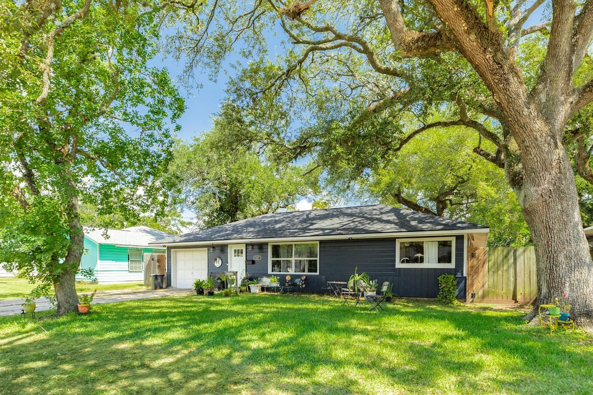 Backyard, Exterior, Facade, Ranch
