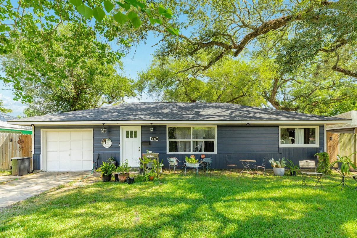 Attached, Exterior, Facade, Ranch