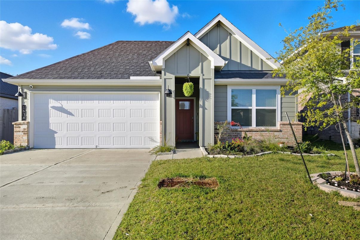 Attached, Exterior, Facade, American Craftsman