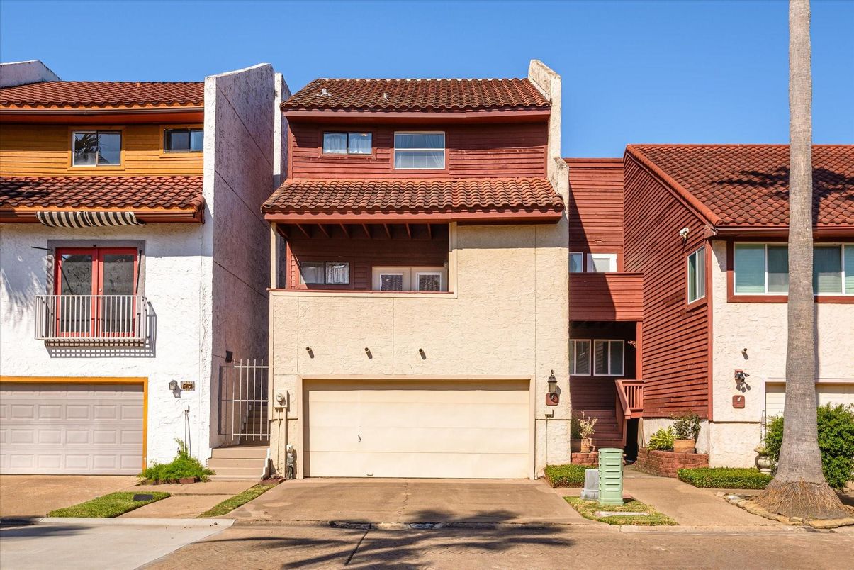Attached, Exterior, Facade, Rowhouse