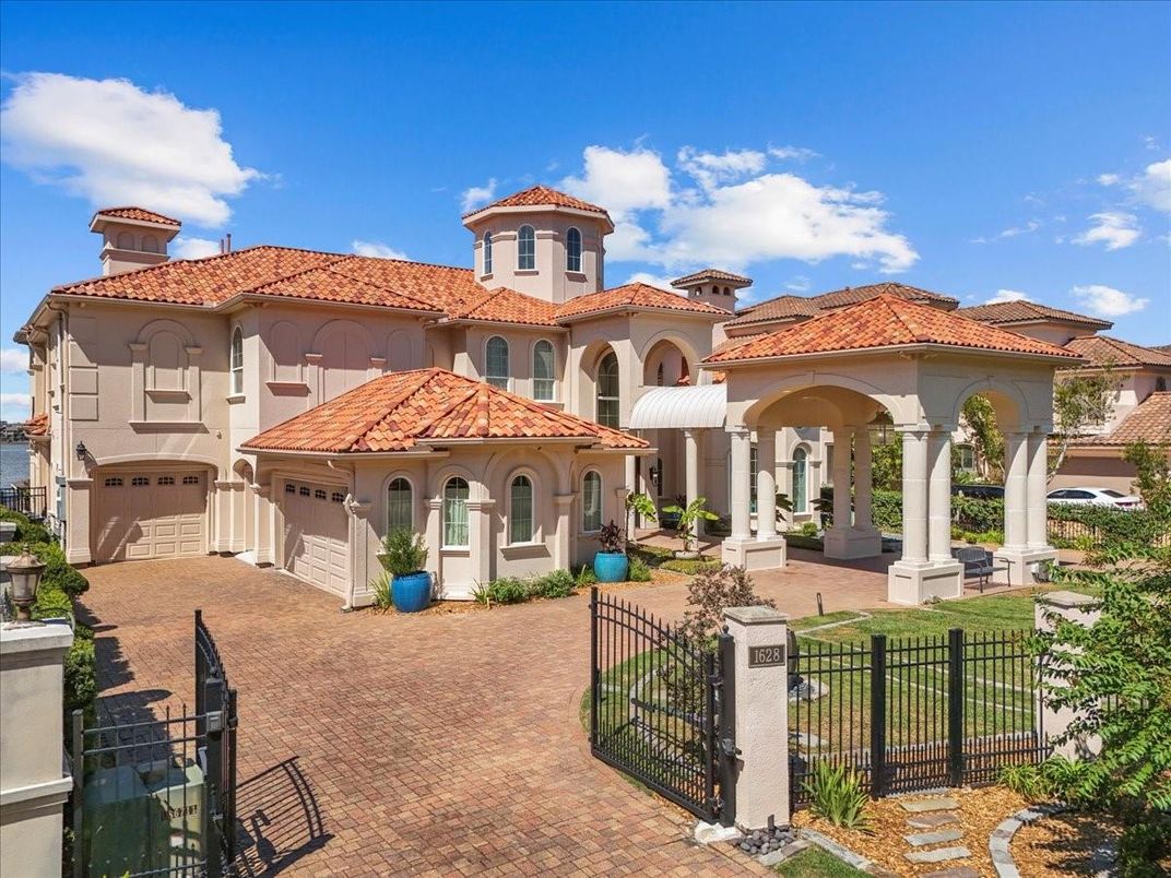 Attached, Exterior, Facade, Mediterranean