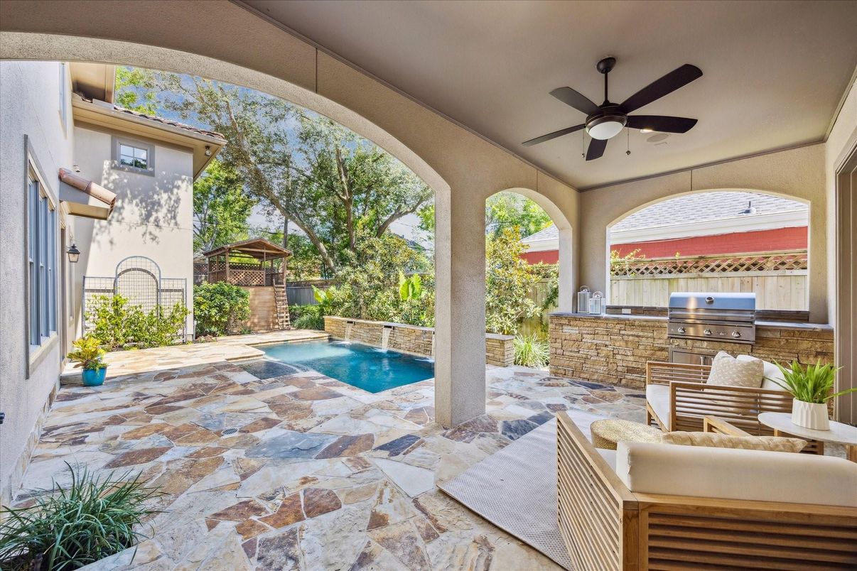 Exterior, Outdoor Kitchen, Pool