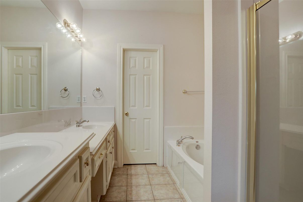 Bathroom, Dual Sink Vanities, Interior