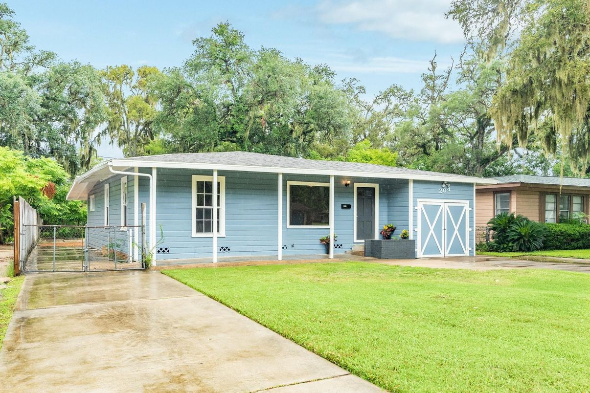 Backyard, Exterior, Facade, Ranch