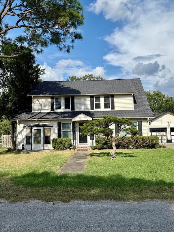 Exterior, Facade, Split Level