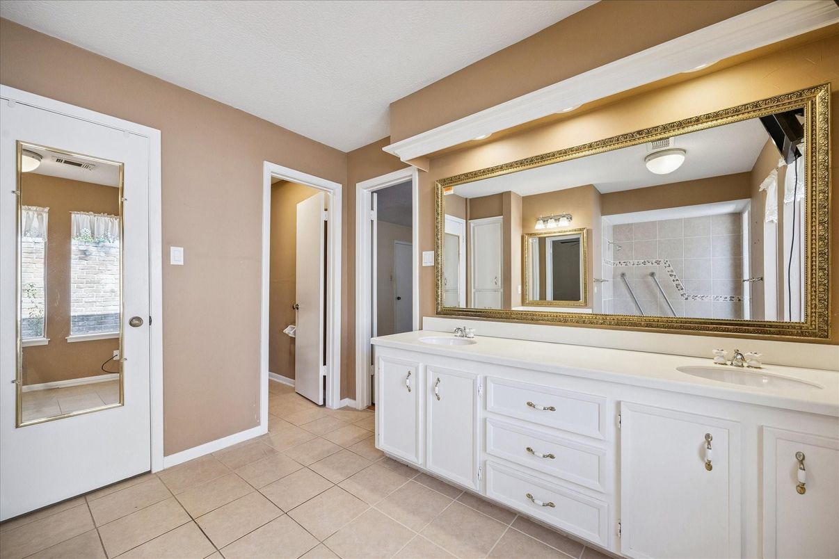 Bathroom, Dual Sink Vanities, Interior