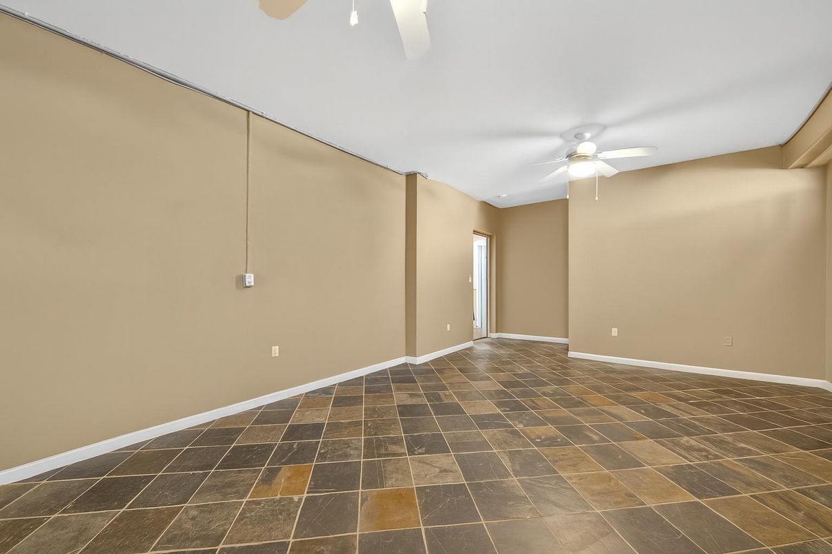 Empty room, Interior