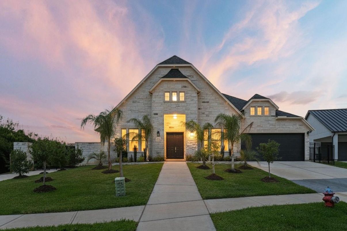 Attached, Exterior, Facade, Brick Traditional