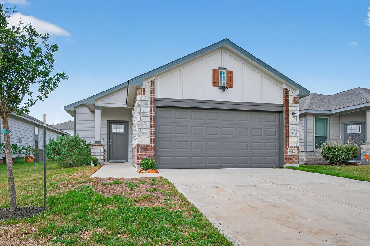 Attached, Exterior, Facade, Farmhouse